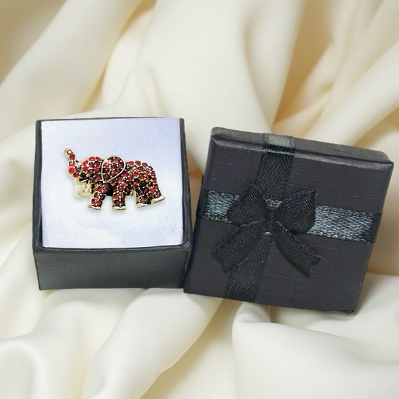 Red Rhinestone Elephant Stretch Ring - Picture 10 of 16